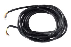 Ein langes, aufgerolltes schwarzes Kabel mit mehreren farbigen Drähten an den Enden.