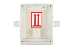 Ein weißes Kunststoffgehäuse mit einem roten Symbol, das zwei Pfeile nach oben zeigt.