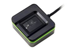 Ein schwarzer, quadratischer Fingerabdruckscanner mit grünem Leuchtring und Kabelverbindung.