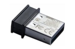 Ein kleiner schwarzer und silberner USB-Dongle mit CE- und FCC-Zertifizierungssymbolen auf der Oberfläche.