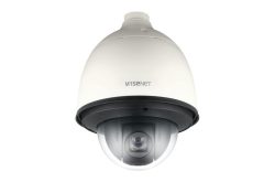 Überwachungskamera mit Dome-Design und der Aufschrift "Wisenet".