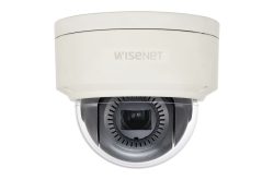 Weiße Überwachungskamera von Wisenet, montiert in einer Kuppel.