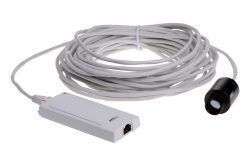 Ein langes, weißes Kabel mit einem schwarz verkleideten Sensor an einem Ende und einem weißen Gehäuse mit Ethernetanschluss am anderen.