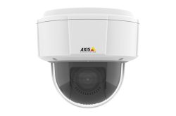 Kuppelförmige Überwachungskamera von Axis Communications in weißem Gehäuse.