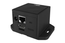 Ein schwarzer elektronischer Würfel mit HDMI- und Netzanschluss sowie einer Strombuchse auf der Vorderseite.