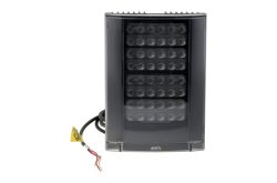 Ein schwarzer LED-Infrarotstrahler mit mehreren Reihen von Leuchten, angeschlossen an ein freiliegendes Kabel mit gelbem Warnetikett.