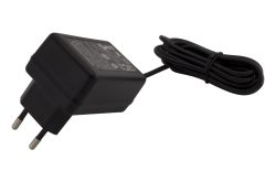 Ein schwarzes Netzteil mit europäischem Stecker und langem Kabel.