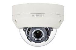Eine Überwachungskamera der Marke WISENET in Nahaufnahme.