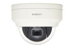 Überwachungskamera von Wisenet mit weißem Gehäuse und klarer Kuppel.