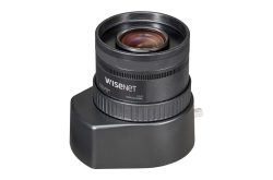 Eine schwarze Wisenet-Kameraobjektiv mit Beschriftung, montiert auf einem Sockel.