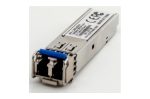 Ein kleines rechteckiges SFP-Modul mit metallischer Hülle und einem blauen Verriegelungsbügel auf einem weißen Hintergrund.