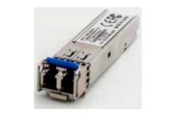 Ein silberner SFP Transceiver mit blauer Kennzeichnung und CE-Kennzeichnung auf der Oberseite.