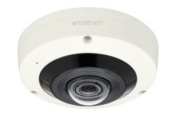 Eine runde, weiße Sicherheitskamera mit der Aufschrift „Wisenet“ auf der Oberseite.
