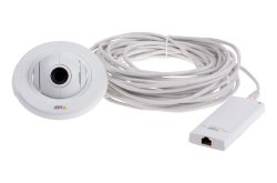 Eine runde, weiße Sicherheitskamera mit langem Kabel und rechteckigem Adapter.