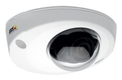 Eine weiße, halbkugelförmige Überwachungskamera von Axis Communications.