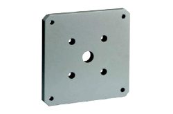 Quadratische Metallplatte mit fünf Bohrungen, darunter eine zentrale und vier in den Ecken.