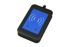 Ein RFID-Lesegerät mit schwarzem Gehäuse und blauer Vorderseite, zeigt konzentrische Wellenlinien und eine rote LED-Anzeige.