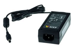 Netzteil mit langem Kabel und Standardstecker, beschriftet mit technischen Informationen und Logos.