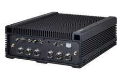 Industriecomputer mit mehreren Anschlussmöglichkeiten, darunter WiFi-Antennen, PoE und serielle Ports, mit Kühlrippen für Wärmeableitung.