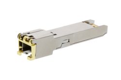 Ein SFP-Modul mit metallischem Gehäuse und goldenen Kontakten auf weißem Hintergrund.
