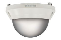 Überwachungskamera von Wisenet mit einer kuppelförmigen Abdeckung.