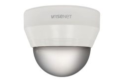 Eine weiße Überwachungskamera mit der Aufschrift "Wisenet".