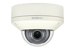 Überwachungskamera mit der Aufschrift "WISENET".