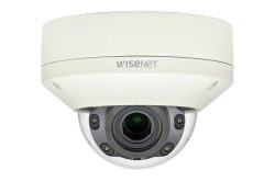 Überwachungskamera von Wisenet in weißem Gehäuse.