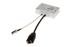 Einweißes elektronisches Gerät mit zwei angeschlossenen Kabeln, einem mit einem RJ-45-Stecker und einem mit einem Koaxialstecker.
