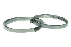 Zwei ineinander verschlungene Schlauchschellen aus Metall auf weißem Hintergrund.