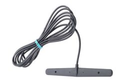Ein schwarzes Kabel mit einem rechteckigen Element am Ende, zusammengebunden mit einem blauen Kabelbinder.