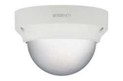 Eine Überwachungskamera mit der Aufschrift "Wisenet" auf dem Gehäuse.