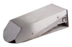 Ein silbernes metallisches Gerät in trapezförmigem Design mit abgerundeten Kanten und Schraubbefestigungen.