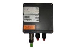 Industrie-Verteilerbox mit mehreren Etiketten und Anschlüssen.