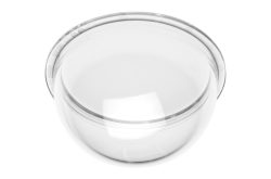 Transparenter Plastikdeckel auf weißem Hintergrund.