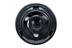 Kameralinse mit der Aufschrift "2MP 6.0mm", in Nahaufnahme, zentriert und frontal fotografiert.
