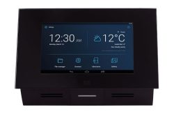 Ein schwarzer Digitalmonitor mit einer Anzeige von Uhrzeit, Wetter, Datum und verschiedenen Anwendungen wie Dateimanager, Browser, Intercoms und Galerie.