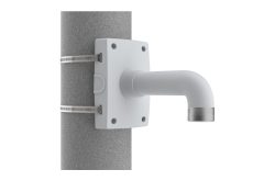 Pole-Montagehalterung mit gebogenem Auslegerarm und Befestigungsbändern.