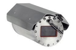 Kamera in einem robusten, zylindrischen Gehäuse aus Metall mit Schutzabdeckung.