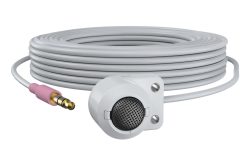 Ein weißes Kabel mit einem weißen Mikrofon an einem Ende und einem rosa 3,5-mm-Klinkenstecker am anderen Ende.