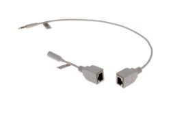 Ein Kabel mit zwei Ethernet-Anschlüssen und einem Klinkenstecker.