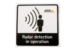 Bild mit einem Schild, das eine Figur neben Radarsignalen zeigt und die Aufschrift „Radar detection in operation“ trägt; Logo von AXIS COMMUNICATIONS.
