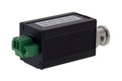 Schwarzes elektronisches Gerät mit grüner Steckverbindung und silbernem Anschluss.