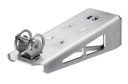 Metallische Ankerrolle mit polierter Oberfläche und Rollenmechanismus auf der linken Seite.