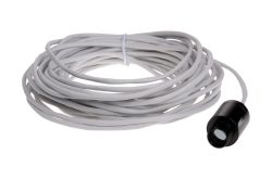 Ein langes weißes Kabel mit einem schwarzen, runden Sensor am Ende.