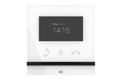 Intercom-Display mit Uhrzeit und Datum, zeigt 14:15 am Freitag, 18. Juni.