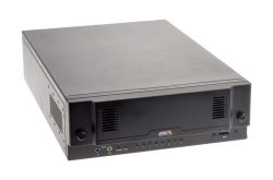 Ein schwarzes elektronisches Gerät in Form eines Quaders mit mehreren Anschlüssen und Lichtern an der Vorderseite.