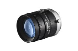 Eine Kameraobjektiv mit der Aufschrift "FUJINON HF9HA-1S 1:1.4 9mm", silber und schwarz in der Farbe.