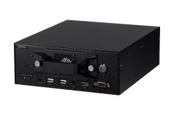 Ein schwarzes, kastenförmiges elektronisches Gerät mit der Bezeichnung TRM-810, USB-, HDMI- und VGA-Anschlüssen auf der Vorderseite.