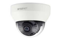 Kuppelüberwachungskamera der Marke Wisenet mit weißem Gehäuse.